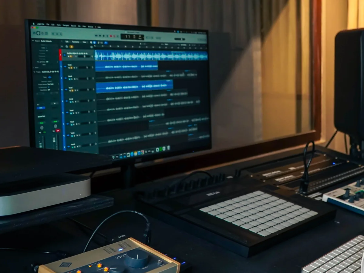 Unser Studio: Bildschirm mit DAW, Studiomonitor und Audio-Interface